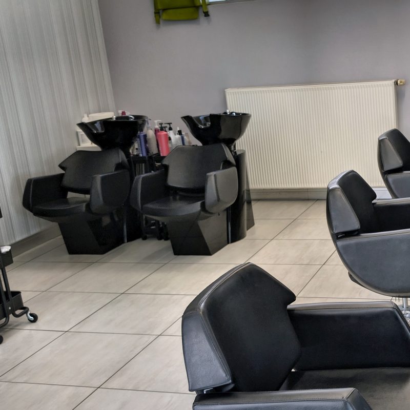 Sala dla doroslych w salonie Fryzurkowo - czarne myjnie i fotele