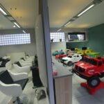 Wnętrze salonu Fryzurkowo we Wrocławiu – stanowiska dziecięce