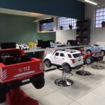 Wnętrze salonu Fryzurkowo we Wrocławiu – stanowiska dziecięce