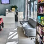 Recepcja salonu Fryzurkowo z regalem kosmetykow